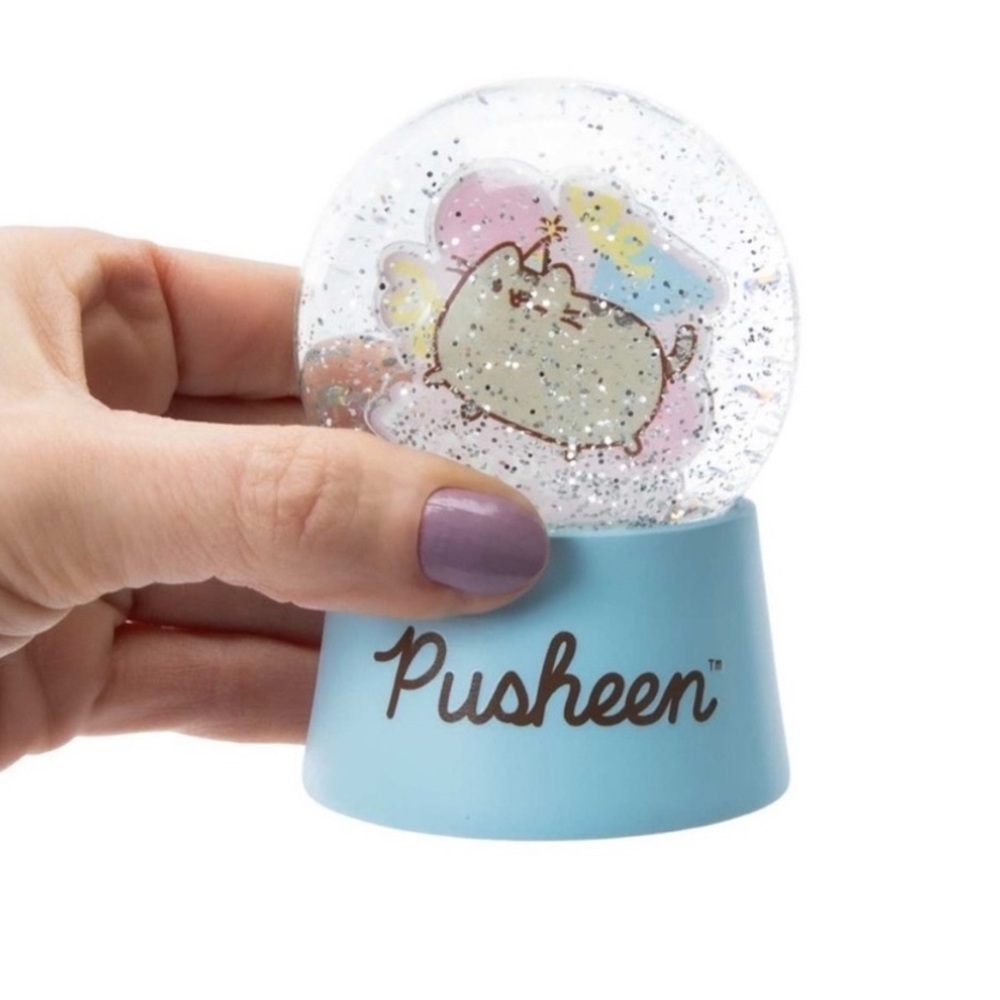 5/$25 😻 Pusheen Mini Snow Globe
